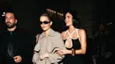 Untuk sepatu, Jenner mengikuti tren alas kaki utama tahun 2024. Ia mengenakan sepasang sepatu mules berujung terbuka. [@kyliejenner].