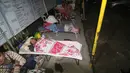 Sejumlah orang korban gempa sedang menjalani perawatan di sebuah rumah sakit di Surigao City, Pulau Mindanao, Filipina (11/2). Gempa tersebut mengakibatkan sedikitnya empat orang tewas dan 120 orang lainnya terluka. (AFP/Erwin Mascarinas)