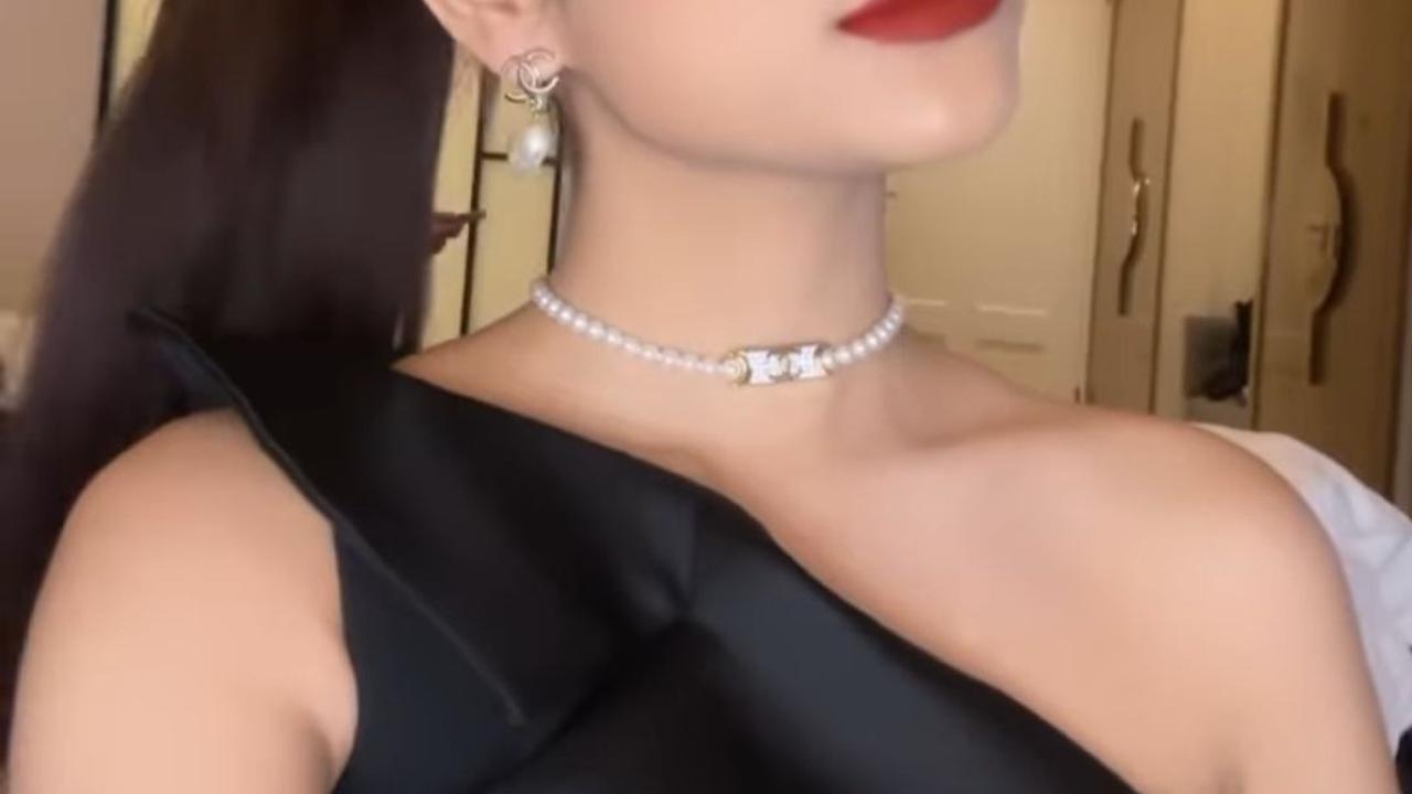 Penampilan Cantik Azizah Salsha, Kenakan Outfit Serba Hitam dengan Lipstik Merah Menyala