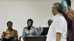 Romi Herton dan Istri melihat Akil Mochtar bersumpah sebelum memberikan kesaksian di Pengadilan Tipikor, Jakarta, Kamis (15/1/2015). (Liputan6.com/Miftahul Hayat)