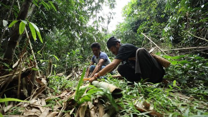 Samsul Rizal mengaku, menjadi seorang pengrajin bambu memiliki suka dukanya sendiri. Kadang banyak dari bambu yang dia pungut tak layak untuk dijadikan kreasi. (Foto: Liputan6.com).