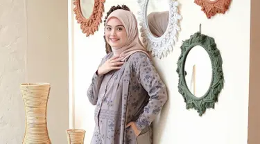 Ini adalah potret unggahan terbaru Vebby Palwinta saat pamer baby bump. Pakai gamis motif, penampilan sahabat Dinda Hauw ini makin memesona. Meski perutnya makin buncit, namun Vebby Palwinta tidak terlihat mengalami kenaikan berat badan drastis. Akan segera jadi ibu dua anak, bintang film lawas Hijabers In Love ini masih awet muda dan terlihat seperti gadis. (Liputan6.com/IG/@vebbypalwinta)