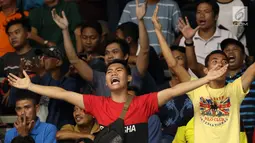 Suporter berteriak saat menyaksikan laga Indonesia melawan Qatar di Kejuaraan Voli Asia 2017 di GOR Tri Dharma, Gresik, Rabu (26/7). Indonesia unggul 3-2 (24-26, 14-25, 25-20, 25-21, 15-11). (Liputan6.com/Helmi Fithriansyah)