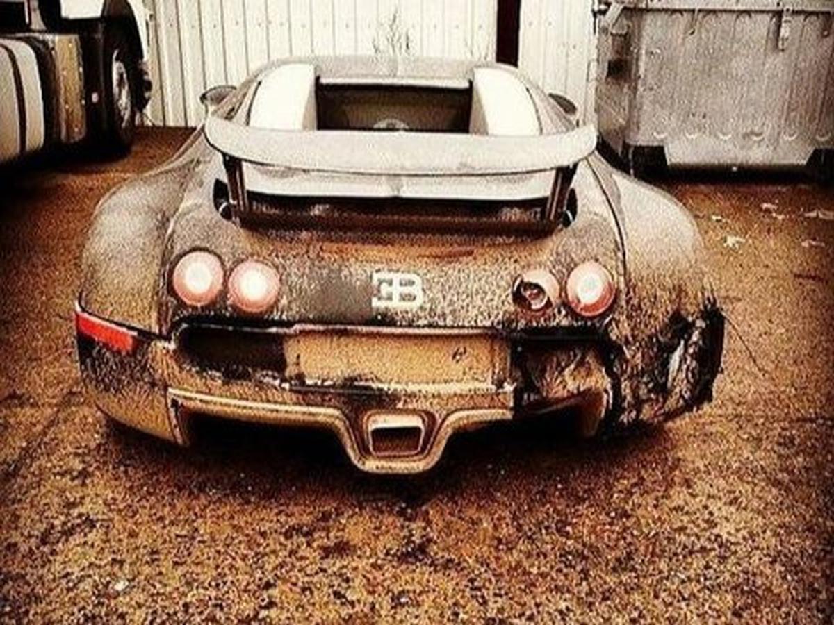 Sayang Banget! Deretan Mobil Mewah Ini Ditinggal Sampai Jadi Rongsokan