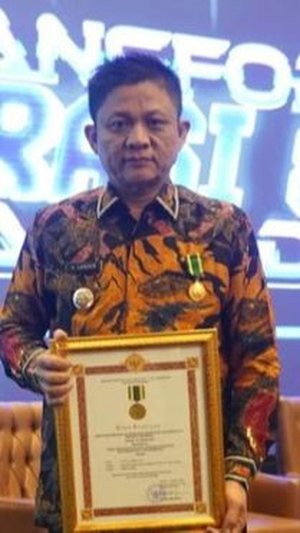 Penghargaan ini akan semakin memacu semangat untuk terus memberikan yang terbaik kepada masyarakat OKU Timur.