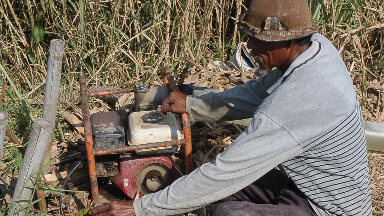 FOTO: Petani Konversi Pompa Air BBM ke Gas Elpiji untuk Aliri Sawah saat Fenomena El Nino