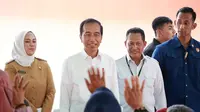 Konsentrasi Presiden Jokowi yang Ikut Penyerahan Bantuan Beras di Karawang/Istimewa.