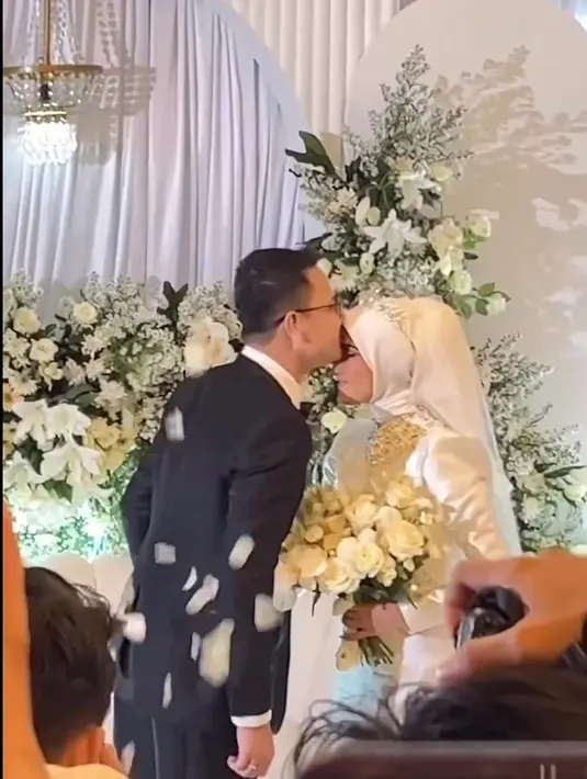 Dalam wawancara tersebut, Heru mengatakan tak ada informasi yang diberikan pada keluarga. Bahkan, mereka mengetahui kabar pernikahan Nadya dari media sosial. "Kami tidak diberi tahu atau diundang secara resmi. Bahkan informasinya pun kami dapatkan dari media dan sosial media," tambahnya. [Instagram/larissachou]