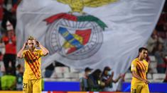 Barcelona menelan kekalahan keduanya di Grup E Liga Champions 2021/2022 usai takluk 0-3 dari tuan rumah Benfica pada matchday kedua, Rabu (29/9/2021). Barcelona pun harus rela menjadi juru kunci klasemen tanpa poin sama sekali dan telah kebobolan 6 gol. (AFP/Patricia De Melo Moreira)