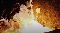 Kreator konten asing,&nbsp;Andrew Fraser, mengungkap pabrik tahu berbahan bakar sampah plastik di Surabaya. (dok. tangkapan layar YouTube&nbsp;Andrew Fraser)