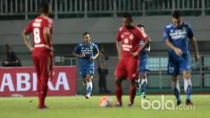 Pemain Persib Bandung, Atep membuka keunggulan bagi timnya saat membobol gawang  Semen Padang  pada perebutan tempat ketiga Piala Presiden 2017 di Stadion Pakansari, Bogor, Sabtu (11/3/2017). (Bola.com/Nicklas Hanoatubun)