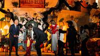 Dekorasi bulan oranye besar dan tulisan besar “Hallow-Read di Gedung Putih” mewarnai kemeriahan Halloween terakhir Joe Biden dan Jill Biden di Gedung Putih. (Tierney CROSS/AFP)
