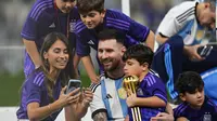 Bintang Argentina, Lionel Messi memilih merayakan kemenangan dengan bercengkrama dengan keluarga yang ikut datang ke stadion, yaitu sang istri Antonella Rocuzzo beserta anak mereka. (AP Photo/Manu Fernandez)