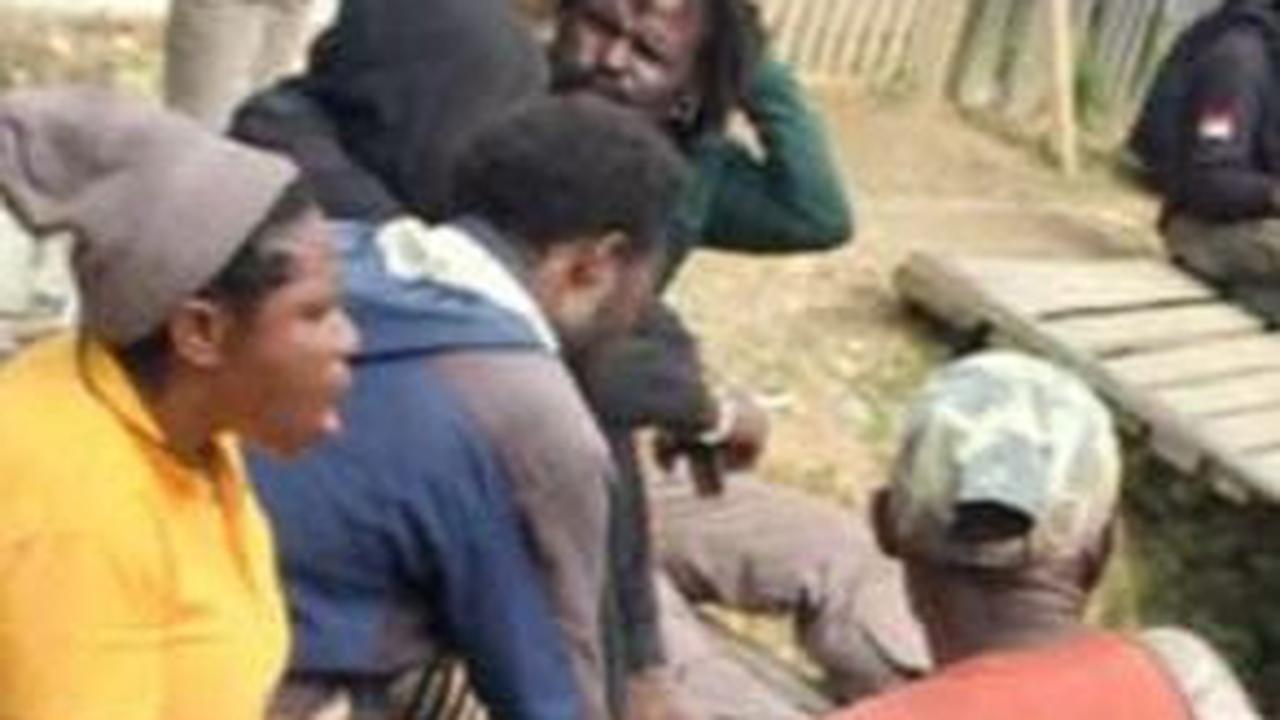 Takut Usai KKB Tembak Brimob dan Bakar Rumah, Warga Sugapa Intan Jaya Berbondong-bondong Mengungsi ke Pos TNI