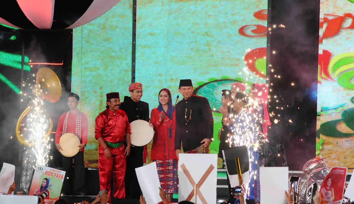 Wakil Gubernur DKI Jakarta Basuki Tjahaja Purnama membuka dengan resmi 'Pemilihan Abang & None 2014' di kawasan Monas, Sabtu (30/8/14). (Liputan6.com/Andrian M Tunay)