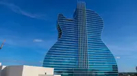 Tampilan bangunan Seminole Hard Rock Hotel & Casino yang menyerupai gitar di Hollywood, Florida, Amerika Serikat, Selasa (22/10/2019). Berbentuk seperti gitar listrik, hotel dengan ketinggian mencapai 20 ribu kaki ini siap menjadi ikon wisata mewah baru. (Zak BENNETT/AFP)