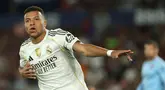 Kylian Mbappe terus konsisten tampil tajam sejak awal musim bersama Real Madrid. Kini, ia berhasil menambah catatan golnya saat Los Blancos bertandang ke markas Levante pada Rabu (24/09/2025) dini hari WIB. (AP Photo/Alberto Saiz)