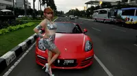 Model Panas Ini Doyan Ngebut Pakai Porsche Boxster