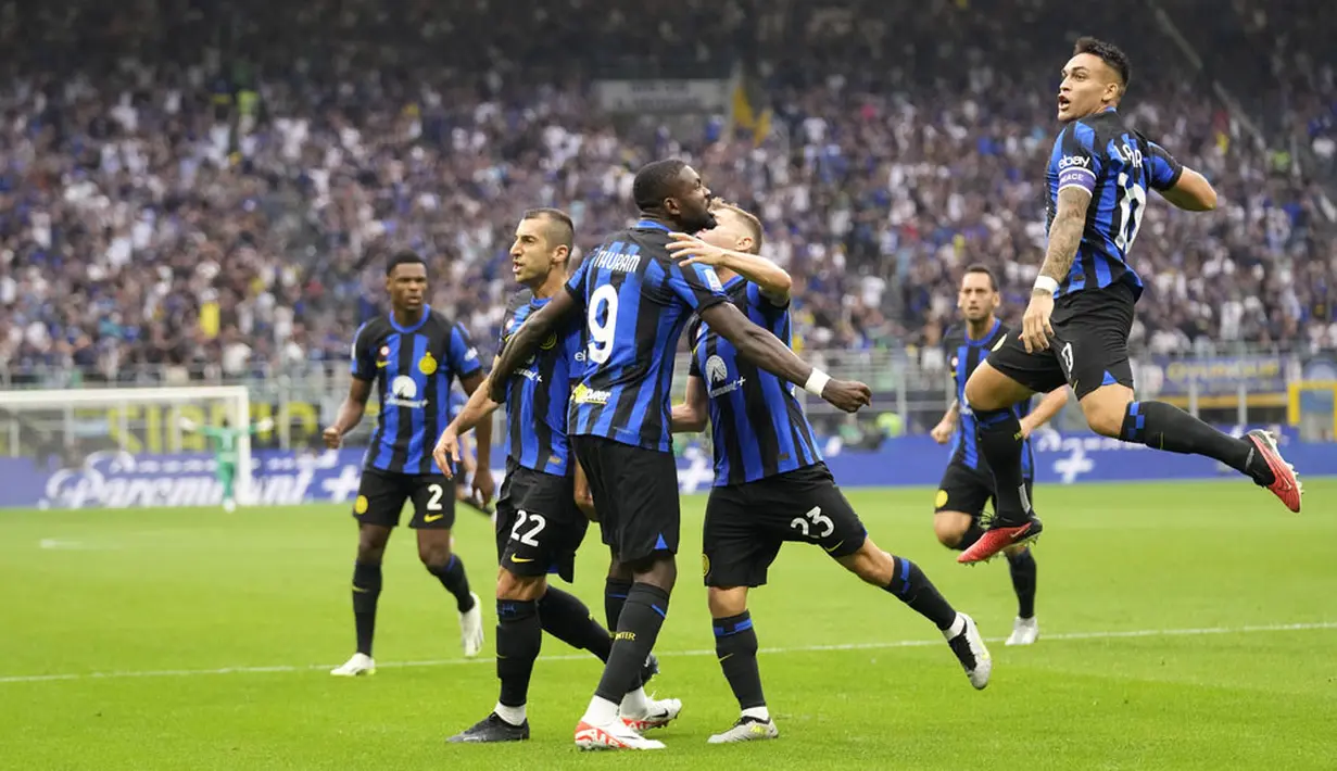 Pemain Inter Milan merayakan gol yang dicetak oleh Henrikh Mkhitaryan ke gawang AC Milan pada laga Liga Italia di Stadion di Giuseppe Meazza, Milan, Sabtu, (16/9/2023). Dengan hasil ini, berarti Inter sukses melanjutkan dominasi mereka atas Milan. Inter tercatat selalu menang dalam lima pertemuan terakhir dengan Milan di semua ajang. (AP Photo/Antonio Calanni)