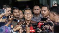Mantan Wakil presiden RI Boediono menjawab pertanyaan wartawan seusai diperiksa di gedung KPK, Jakarta, Kamis (28/12). Boediono mendatangi KPK atas inisiatifnya sendiri karena sebelumnya berhalangan hadir untuk diperiksa. (Liputan6.com/Faizal Fanani)