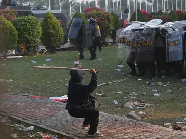 Pihak Kepolisian berusaha menahan aksi massa yang mencoba masuk ke dalam area gedung MPR, DPR, dan DPD RI di Jakarta, Kamis (22/8/2024). (Liputan6.com/Angga Yuniar)