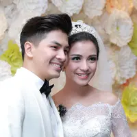 Hubungan Chelsea Olivia dan Glenn Alinskie memasuki babak baru setelah mengikat janji suci pernikahan di Gereja Katedral, Jakarta Pusat, Kamis (1/10/2015) sekitar pukul 11.50 WIB. (Galih W. Satria/Bintang.com)