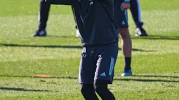 Penyerang Juventus, Cristiano Ronaldo (depan) tertawa saat merapikan rambutnya selama mengikuti sesi latihan tim di Turin, Italia (10/12/2019). Juventus akan bertanding melawan wakil Jerman, Bayern Leverkusen pada Grup D Liga Champions di BayArena. (AFP/Marco Bertorello)