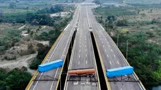Pasukan militer Venezuela memblokir perbatasan dengan Kolombia di Jembatan Tienditas, Cucuta, Kolombia, Rabu (6/2). Militer memblokade Jembatan Tienditas menggunakan sebuah tanker bahan bakar dan dua kontainer. (EDINSON ESTUPINAN / AFP)