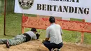 Seorang member dari Mabua Shooting Club Indonesia (MSCI) menjajal kemampuan menembaknya di Lapangan Tembak Senayan, Jakarta, Jumat (22/5/2015). Mabua Harley Davidson menyalurkan hobi bagi para pemilik motor Harley Davidson. (Liputan6.com/Faizal Fanani)