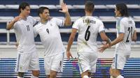 Pemain Uruguay merayakan gol yang dicetak Luis Suarez ke gawang Kolombia pada laga kualifikasi Piala Dunia 2022 zona CONMEBOL di Estadio Metropolitano Roberto Melendez, Sabut (14/11/2020) dini hari WIB. Uruguay menang 3-0 atas Kolombia. (AFP/Raul Arboleda)