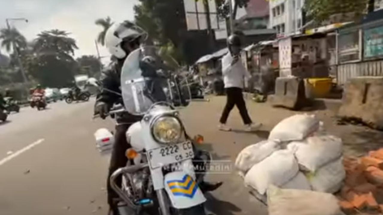Parkir Sembarangan, Wakil Walikota Bogor Ngamuk Sambil Gembosi Ban Mobil 'Cepatan Panggil Orangnya Sekarang'