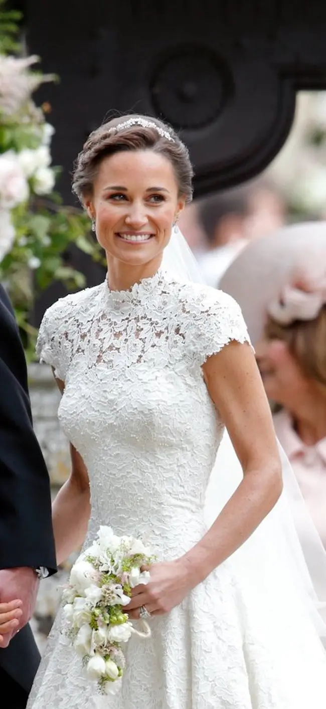Anting Pippa Middleton terlihat sederhana. (sumber foto: popsugar.com)
