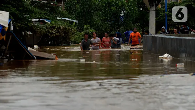 Luapan Kali Ciliwung Masih Menggenangi Jalan Jatinegara Barat