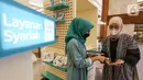 Konsumen melakukan top up di booth Layanan Syariah LinkAja pada ISEF ke-8 Tahun 2021 di JCC Senayan, Jakarta, Rabu (27/10/2021). Layanan Syariah LinkAja ambil bagian dalam mengedukasi publik, komunitas serta berbagai instansi mengenai layanan keuangan berbasis syariah. (Liputan6.com/Fery Pradolo)