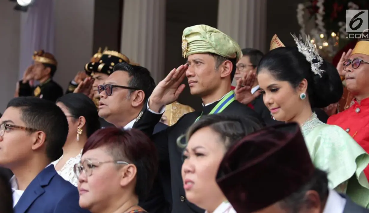 Putra Presiden RI ke-6 SBY, Agus Harimurti Yudhoyono atau AHY dan istri Annisa Pohan mengikuti Upacara HUT ke-74 RI di Istana Merdeka, Jakarta, Sabtu (17/8/2019). AHY dan Annisa tampil berbaju adat Sumbar dan Kebaya. (Liputan6.com/HO/Bintang Radityo dan Michael Wicaksono)