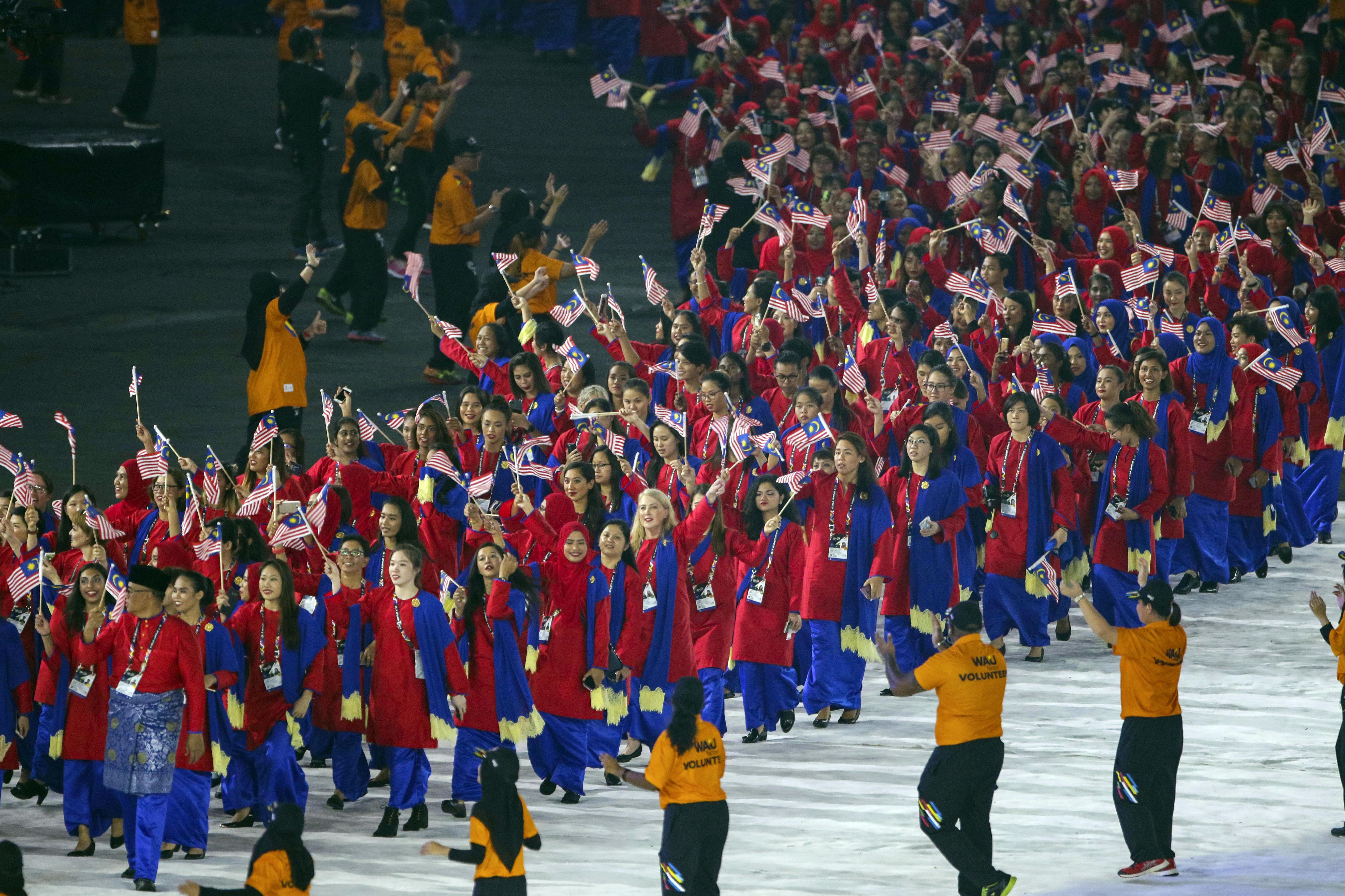 Kontingen Malaysia menggunakan baju adat saat defile dalam upacara pembukaan SEA Games 2017 di Stadion Bukit Jalil, Kuala Lumpur, Malaysia, Sabtu (19/8/2017). (AP Photo/Adrian Hoe)