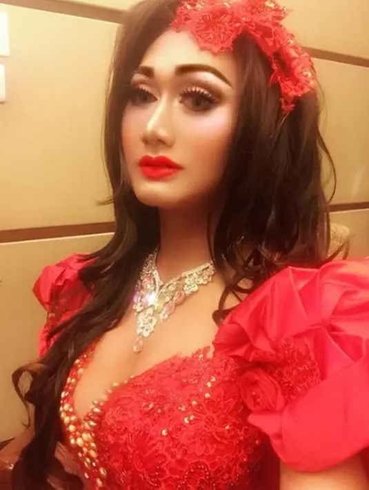 Ia kerap berpenampilan sebagai perempuan. Boby mengaku dapat penghasilan lebih dengan persona tersebut. [Instagram @boby_tince]