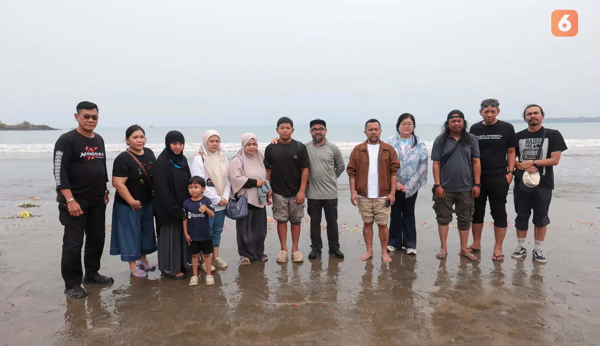 Jajaran pimpinan KLY bersama keluarga mengikuti prosesi tabur bunga untuk lima jurnalis dan tiga kru kapal Arupadhatu 1 di pantai dekat Dermaga Pegedongan, Banten, Jumat (18/9/2026). Prosesi tersebut menjadi bagian dari doa dan penghormatan bagi delapan orang yang hingga kini belum ditemukan setelah hilang kontak di perairan Selat Sunda. (KLY/Budy Santoso)