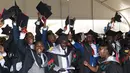 Ekspresi kegembiraan para wisudawan dan wisudawati saat mengikuti upacara wisuda ke-68 di Universitas Makerere di Kampala, Uganda (19/1). (AFP Photo/Michele Sibiloni)