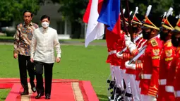 Presiden Indonesia Joko Widodo atau Jokowi (kiri) menyambut Presiden Filipina Ferdinand Marcos Jr (kanan) setibanya di Istana Kepresidenan Bogor, Bogor, Jawa Barat, Senin (5/9/2022). Kedatangan Ferdinand Marcos Jr diiringi arak-arakan pasukan berkuda serta musik kesenian tradisional. (Adi Weda/Pool Photo via AP)