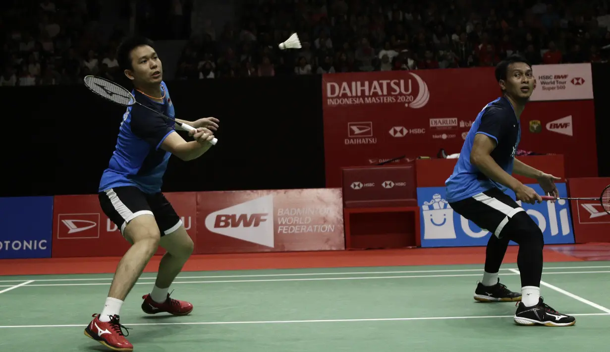 Ganda putra Indonesia, Mohammad Ahsan/Hendra Setiawan, saat menghadapi ganda Chinese Taipei, Lee Yang/Wang Chi Lin, pada laga Indonesia Masters 2020 di Istora Senayan, Jakarta, Jumat (17/1). Ahsan/Hendra menang 9-21, 21-15, dan 21-19. (Bola.com/Yoppy Renato)