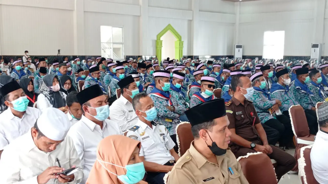 Sebanyak 927 jemaah haji Sulawesi Tenggara dilepas menuju emberkasih Sultan Hasanuddin, gubernur berpesan agar calon haji tidak membuat gerakan tambahan selama berada di tanah suci.(Liputan6.com/Ahmad Akbar Fua)