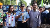 Mantan atlet bulutangkis Indonesia, Susy Susanti bersama Gubernur DIY Sri Sultan Hamengku Buwono X dan KSAU Marsekal TNI Yuyu Sutisna membawa obor Asian Games 2018 menuju Museum Dirgantara di Yogyakarta, Selasa (17/7). (Liputan6.com/HO/Dispen TNI AU)