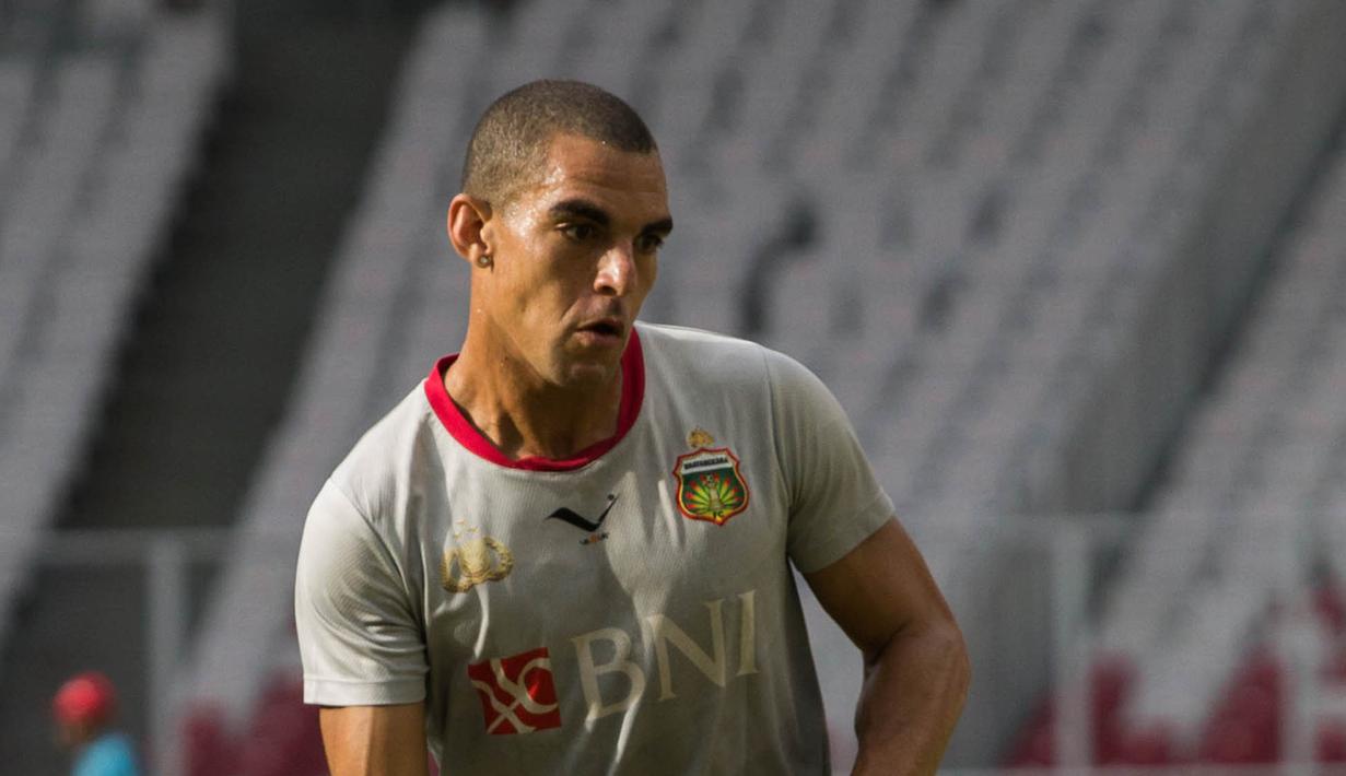 Striker Bhayangkara FC, David Da Silva, mengontrol bola saat latihan di Stadion Utama Gelora Bung Karno, Jakarta, Jumat (26/1/2018). Latihan ini persiapan jelang laga J.League Asia Challenge melawan FC Tokyo. (Bola.com/Asprilla Dwi Adha)