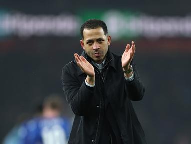 Manajer Chelsea, Liam Rosenior, menyapa para penggemar di akhir pertandingan leg kedua semifinal Carabao Cup melawan Arsenal di Emirates Stadium, Rabu (4/2/2026) dini hari WIB. (AP Photo/Ian Walton)