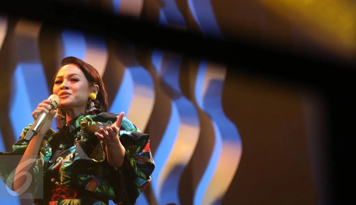 Penyanyi Andien saat menghibur penggemarnya di panggung Java Jazz Festival (JJF) 2017, JIExpo Kemayoran, Jakarta Pusat, Jumat (3/3). Dalam penampilannya ini, Andien berduet dengan penyanyi Tulus. (Liputan6.com/Immanuel Antonius)
