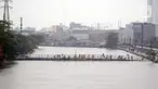 Warga berdiri di salah satu jembatan penghubung Banjir Kanal Barat di Kawasan Tanah Abang, Jakarta, Rabu (1/1/2020). Hujan yang mengguyur Jakarta sejak Selasa sore (31/12/2019) mengakibatkan debit air Banjir Kanal Barat tinggi dan hampir meluap. (Liputan6.com/Helmi Fithriansyah)