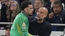 Namun, Keputusan tersebut mendapatkan respons yang berbeda dari Ederson. Kiper 30 tahun itu sempat beradu argumen dengan Pep Guardiola lalu menendang botol saat berjalan ke arah bangku cadangan tim. (AP Photo/Kin Cheung)