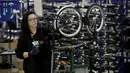 Pekerja merakit sepeda lipat Brompton di pabrik Brompton di London, Inggris, 24 November 2020. Nasib industri sepeda Brompton semakin tidak menentu di tengah ketidakpastian Brexit, persaingan baru yang tak terduga dari China, dan pandemi COVID-19. (AP Photo/Matt Dunham)