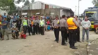 Petugas berjaga-jaga di pinggir Waduk Jatiluhur, Purwakarta, Jawa Barat, Minggu (25/12). Terjadi baku tembak yang menewaskan 2 terduga teroris saat penggerebekan. (Foto: Istimewa